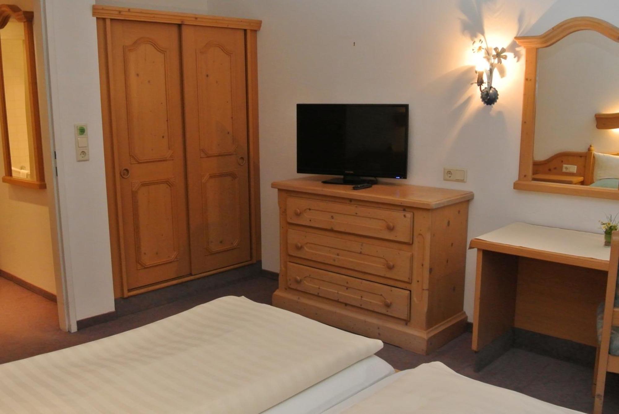 Hotel Gruberhof Innsbruck Igls B&B Room photo